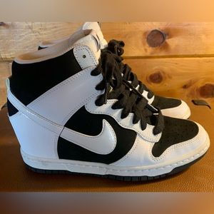 Awesome pre-owned excellent condition Women’s size 7.5 Nine Sky Hi Dunks.